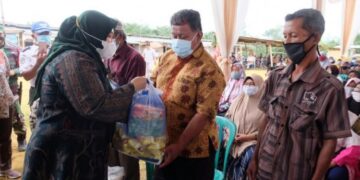 Bupati Masnah Busyro Salurkan Bantuan Sembako kepada Masyarakat Terkena Dampak Covid-19