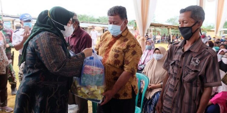 Bupati Masnah Busyro Salurkan Bantuan Sembako kepada Masyarakat Terkena Dampak Covid-19