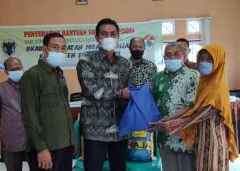 Bupati Batanghari Fadhil Arief Serahkan Ratusan Paket Sembako di BKAD Muara Bulian