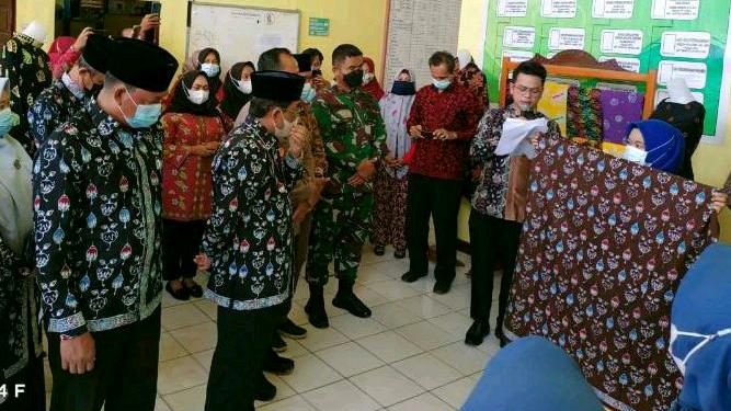 Bupati Tanjab Barat Launching Batik Khas