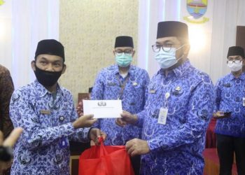 Sekda Beri Bingkisan Idul Fitri dan Santunan Uang Duka Anggota Korpri