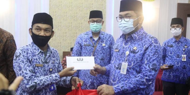 Sekda Beri Bingkisan Idul Fitri dan Santunan Uang Duka Anggota Korpri