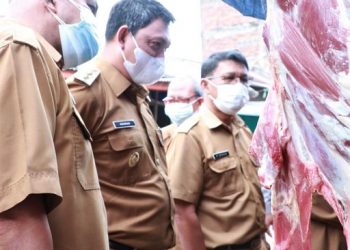 Jelang Idul Fitri, Wabup Hairan Tinjau Harga Daging dan Bahan Pokok
