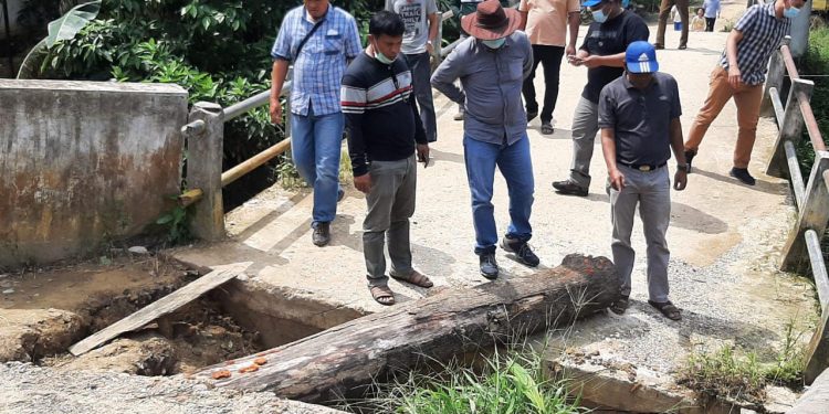 Wakil Bupati Tinjau Kondisi Jembatan Yang Rusak di Desa Intan Jaya