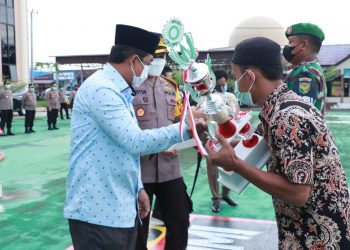 Anwar Sadat Serahkan Hadiah Pemenang Lomba Festival Dai Cilik dan Arakan Sahur