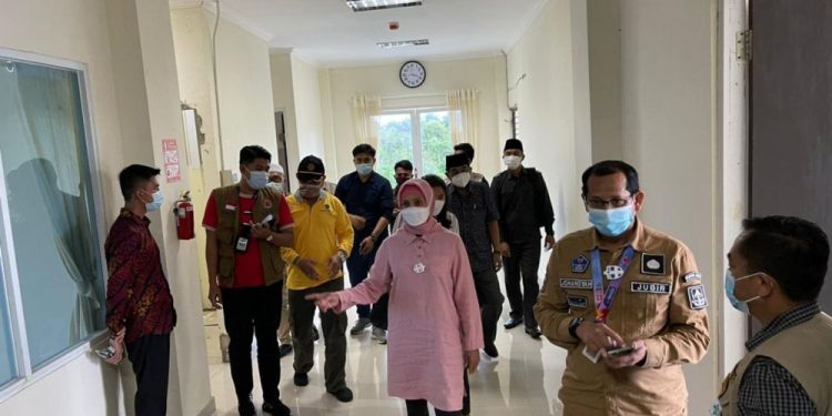 Pj Gubernur Jambi Kontrol Ruangan Isolasi di Tanjabbar dan Pos Penyekatan Arus Mudik