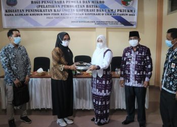 Didampingi Istri, Bupati Anwar Sadat Buka Pelatihan Membatik
