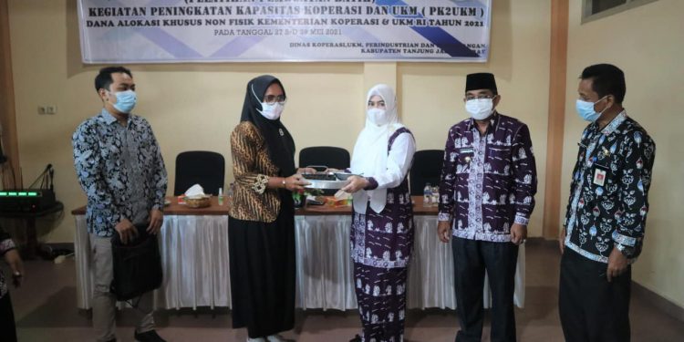 Didampingi Istri, Bupati Anwar Sadat Buka Pelatihan Membatik