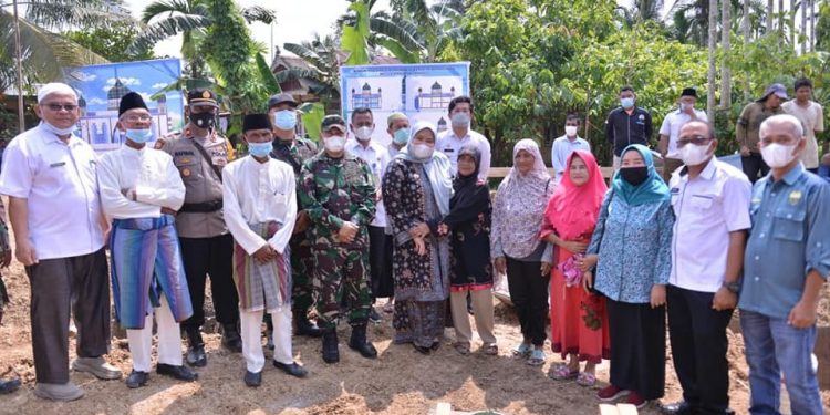 Bupati Muaro Jambi Berikan Bantuan Kepada Terdampak Covid 19 di Kecamatan Kumpeh