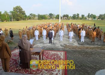 Bupati Hj. Masnah Busyro Lantik Pejabat Eselon 3 dan 4 di lapangan pendopo Kantor Bupati Muaro Jambi