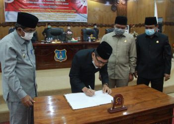 Bupati Anwar Sadat Hadiri Rapurna DPRD Dengan Agenda Penandatanganan Nota Rancangan Awal RPJMD