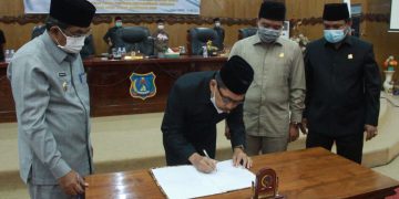 Bupati Anwar Sadat Hadiri Rapurna DPRD Dengan Agenda Penandatanganan Nota Rancangan Awal RPJMD