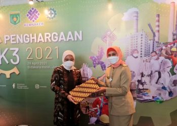 Pj.Gubernur Jambi Dianugerahi Penghargaan K3 dari Menteri Ketenagakerjaan Republik Indonesia