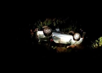 Hindari Motor, Toyota Innova Terguling di Jalan Sutami Tanjung Bintang