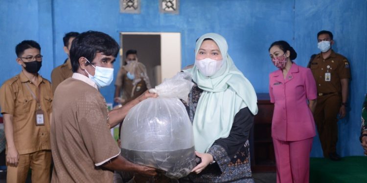 Bupati Muaro Jambi Terima Penyerahan Bibit Ikan dan Restocking Bibit Ikan Kepada Masyarakat di Wilayah Lahan Gambut