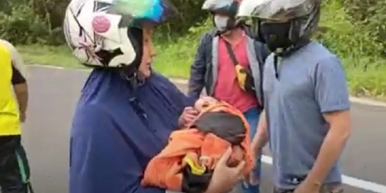 Gempar, Warga Barito Temukan Bayi Baru Lahir Dibuang ke Semak Berduri