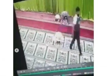 Terekam : Pria Ini Melakukan Pelecehan Sexsual Saat Sholat
