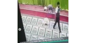 Terekam : Pria Ini Melakukan Pelecehan Sexsual Saat Sholat
