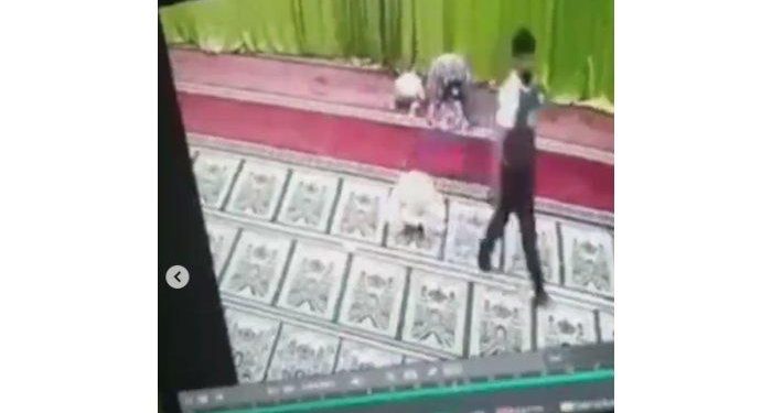 Terekam : Pria Ini Melakukan Pelecehan Sexsual Saat Sholat