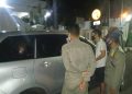 Asik Goyang Dalam Mobil,  Kapolsek di Pergok  Istri Asik Bersama Wanita Selingkuhan