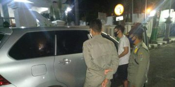 Asik Goyang Dalam Mobil,  Kapolsek di Pergok  Istri Asik Bersama Wanita Selingkuhan