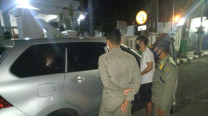 Asik Goyang Dalam Mobil,  Kapolsek di Pergok  Istri Asik Bersama Wanita Selingkuhan