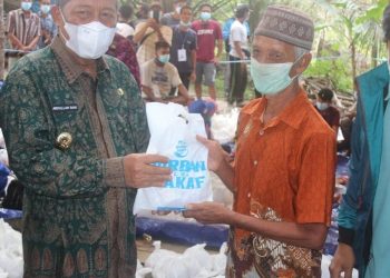 Abdullah Sani Berikan Daging Qurban Kepada Masyarakat Yang Membutuhkan