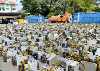 Ribuan Mesin Penambang Bitcoin Digilas Traktor