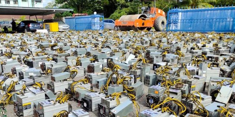 Ribuan Mesin Penambang Bitcoin Digilas Traktor