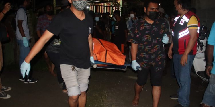 Temukan Mayat Tertindih Pohon Pinang Gunakan Kaos Futsal Serta Sepatu Lengkap