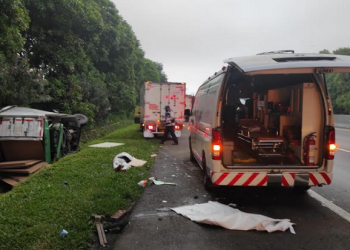 2 Tewas 4 Luka-Luka, Minibus Terbalik di Tol Cipularang