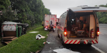 2 Tewas 4 Luka-Luka, Minibus Terbalik di Tol Cipularang