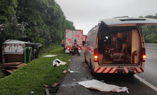 2 Tewas 4 Luka-Luka, Minibus Terbalik di Tol Cipularang