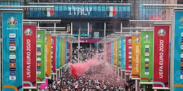 Rusuh! Suporter Tanpa Tiket Terobos Wembley