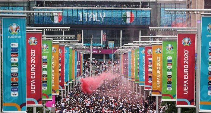 Rusuh! Suporter Tanpa Tiket Terobos Wembley