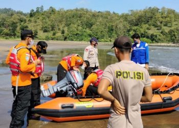 1 Wisatawan Tewas Tergulung Ombak 2 Hilang