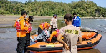 1 Wisatawan Tewas Tergulung Ombak 2 Hilang