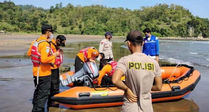 1 Wisatawan Tewas Tergulung Ombak 2 Hilang
