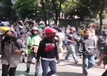 Massa Ontrog Balai Kota Bandung, Protes PPKM Darurat