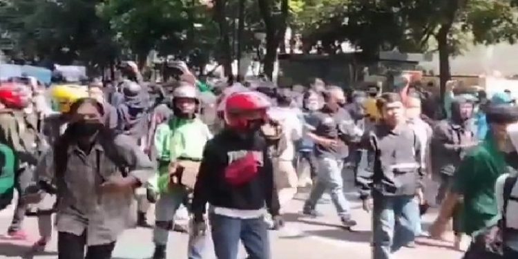 Massa Ontrog Balai Kota Bandung, Protes PPKM Darurat