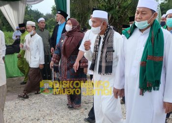 Dampingi HBA, Bupati Masnah Letakkan Batu Pertama Pembangunan Masjid