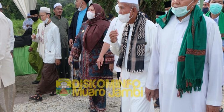 Dampingi HBA, Bupati Masnah Letakkan Batu Pertama Pembangunan Masjid