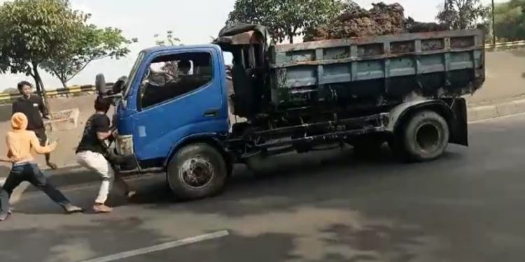 Heboh” Demi Konten YouTube Pemuda Tewas Terlindas Truk