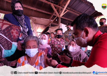 Bupati Muaro Jambi Hadiri Vaksinasi Suku Anak Dalam di Desa Nyogan, Mestong