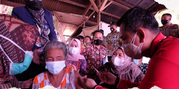 Bupati Muaro Jambi Hadiri Vaksinasi Suku Anak Dalam di Desa Nyogan, Mestong