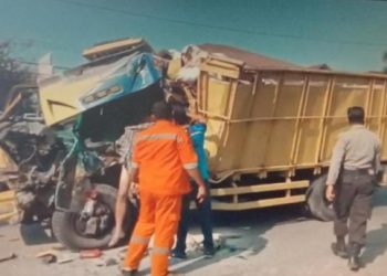 Truk Tabrak Trailer, Kernet Tewas Tergencet Dadanya Remuk