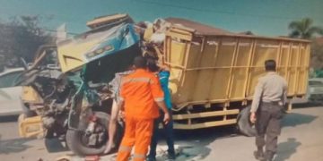Truk Tabrak Trailer, Kernet Tewas Tergencet Dadanya Remuk