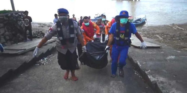 Temukan Mayat Laki-Laki Terapung di Perairan Jambi, Ini Ciri-Cirinya