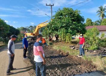 Gubernur Al Haris Tinjau Perbaikan Jalan Pulau Rengas-Muaro Siau