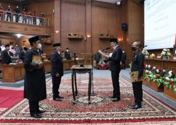 Yuli Setia Bhakti Resmi Lantik Aidi Hatta Sebagai Anggota DPRD Muaro Jambi